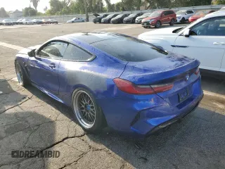 2020 BMW M8 z VIN WBSAE0C08LCD77532, wystawiony jako Copart lot #51166005 z przebiegiem 23 661 mil mil oraz Tytuł czysty. Historia ofert i sprzedaży dostępna na DreamBid. Obrazek 2.