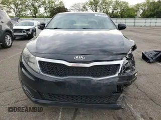 2013 Kia Optima LX z VIN 5XXGM4A73DG236538, wystawiony jako Copart lot #54799965 z przebiegiem 176 640 mil mil oraz Szkoda całkowita • Salvage title. Historia ofert i sprzedaży dostępna na DreamBid. Obrazek 5.