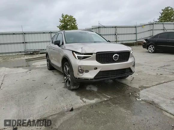 2024 Volvo XC40 Ultimate Dark Theme z VIN YV4L12UM1R2281761, wystawiony jako Copart lot #65295704 z przebiegiem 6 113 mil mil oraz Szkoda całkowita • Salvage title. Historia ofert i sprzedaży dostępna na DreamBid. Obrazek 11.