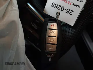 2023 Mitsubishi Outlander SE z VIN JA4J4UA86PZ048784, wystawiony jako IAAI lot #42133838 z przebiegiem 10 680 mil mil oraz . Historia ofert i sprzedaży dostępna na DreamBid. Obrazek 11.