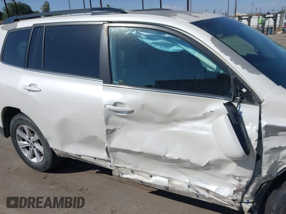 2013 Toyota Highlander z VIN 5TDZK3EH7DS127798, wystawiony jako IAAI lot #42372808 z przebiegiem 176 190 mil mil oraz . Historia ofert i sprzedaży dostępna na DreamBid. Obrazek 18.