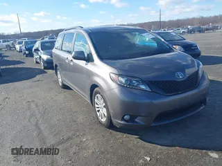 2017 Toyota Sienna XLE Auto Access Seat with VIN 5TDYZ3DC9HS805907, listed as a IAAI auction lot 41548808 with 131,607 mi miles. Bid and sale history available at carsss.com. Image 1.