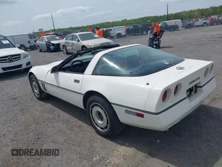 1985 Chevrolet Corvette z VIN 1G1YY0785F5139682, wystawiony jako IAAI lot #42097588 z przebiegiem 10 669 mil mil oraz . Historia ofert i sprzedaży dostępna na DreamBid. Obrazek 3.