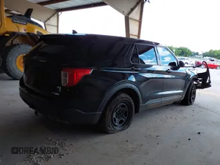 2021 Ford Police Interceptor Utility z VIN 1FM5K8AB8MGB61624, wystawiony jako IAAI lot #42162652 z przebiegiem 100 231 mil mil oraz . Historia ofert i sprzedaży dostępna na DreamBid. Obrazek 4.