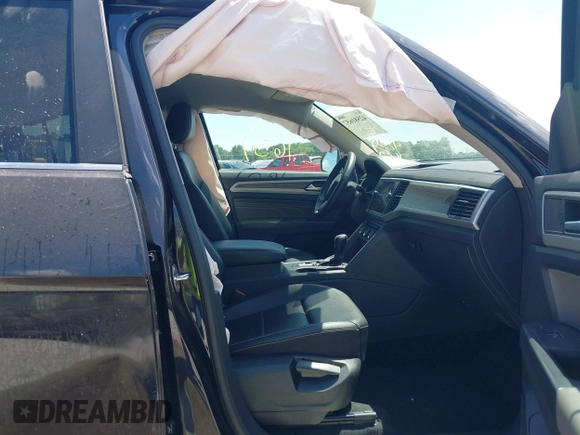 2021 Volkswagen Atlas SE with VIN 1V2WR2CAXMC586838, listed as a IAAI auction lot 42581657 with 60,922 mi miles and . Bid and sale history available at DreamBid. Image 5.