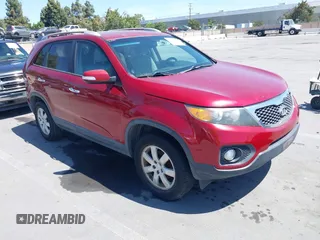 2011 Kia Sorento LX z VIN 5XYKT4A17BG055833, wystawiony jako IAAI lot #42381969 z przebiegiem 130 278 mil mil oraz . Historia ofert i sprzedaży dostępna na DreamBid. Obrazek 1.