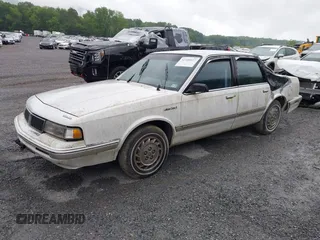 1993 Oldsmobile Cutlass Ciera S z VIN 1G3AG54N1P6455773, wystawiony jako IAAI lot #42340327 z przebiegiem 107 933 mil mil oraz . Historia ofert i sprzedaży dostępna na DreamBid. Obrazek 2.
