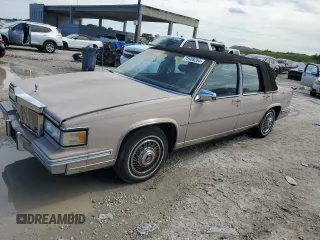 1988 Cadillac DeVille z VIN 1G6CD5158J4240886, wystawiony jako Copart lot #75908264 z przebiegiem 88 699 mil mil oraz Czysty tytuł • Clean title. Historia ofert i sprzedaży dostępna na DreamBid. Obrazek 1.