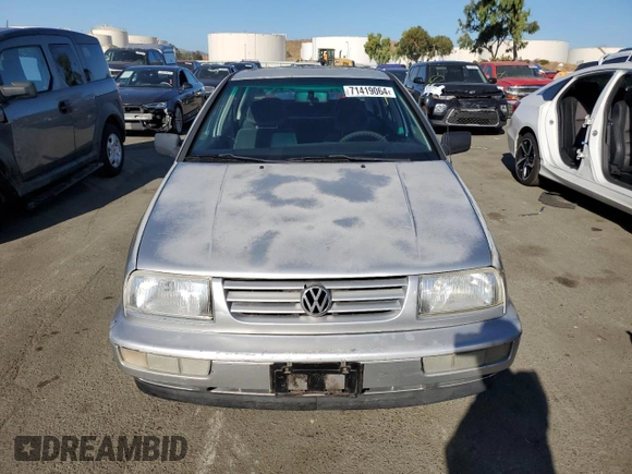 1998 Volkswagen Jetta z VIN 3VWRB81HXWM136725, wystawiony jako Copart lot #71419064 z przebiegiem 160 685 mil mil oraz Szkoda całkowita • Salvage title. Historia ofert i sprzedaży dostępna na DreamBid. Obrazek 5.