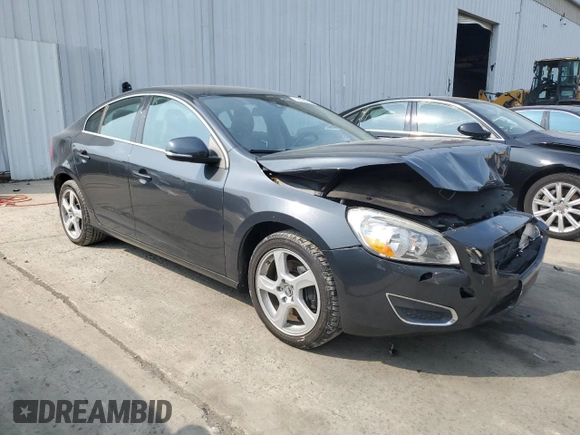 2013 Volvo S60 T5 Premier z VIN YV1612FS9D2189196, wystawiony jako Copart lot #59529975 z przebiegiem 109 078 mil mil oraz Czysty tytuł • Clean title. Historia ofert i sprzedaży dostępna na DreamBid. Obrazek 4.