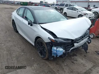 2025 Toyota Camry LE z VIN 4T1DBADK5SU008308, wystawiony jako IAAI lot #41744977 z przebiegiem 12 962 mil mil oraz . Historia ofert i sprzedaży dostępna na DreamBid. Obrazek 1.