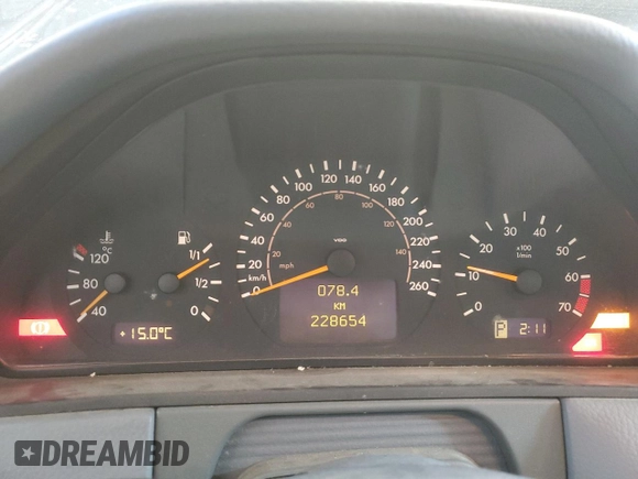 2000 Mercedes-Benz E-Class AWD with VIN WDBJF82G4YX027683, listed as a Copart auction lot 77146524 with 228,654 mi miles and Clean Title. Bid and sale history available at carsss.com. Image 9.