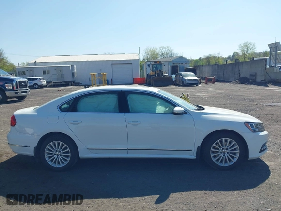 2016 Volkswagen Passat SE z VIN 1VWBT7A38GC016180, wystawiony jako IAAI lot #42132777 z przebiegiem 101 461 mil mil oraz . Historia ofert i sprzedaży dostępna na DreamBid. Obrazek 13.