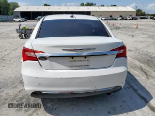 2013 Chrysler 200 LX z VIN 1C3CCBAB6DN763329, wystawiony jako Copart lot #58953035 z przebiegiem 162 879 mil mil oraz Szkoda całkowita • Salvage title. Historia ofert i sprzedaży dostępna na DreamBid. Obrazek 6.