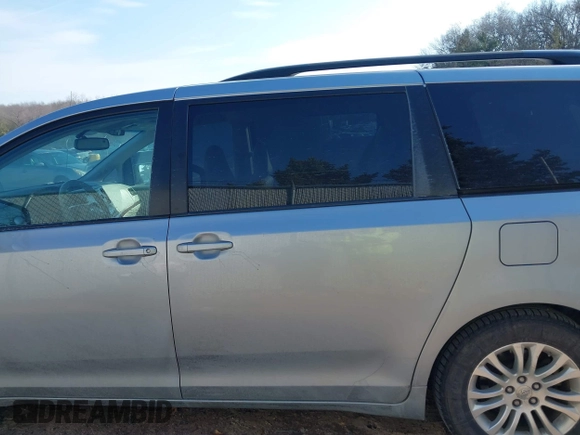 2013 Toyota Sienna XLE AAS with VIN 5TDYK3DC1DS391293, listed as a IAAI auction lot 41694041 with 181,913 mi miles. Bid and sale history available at carsss.com. Image 14.