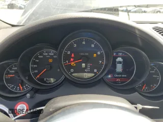 2017 Porsche Cayenne z VIN WP1AA2A28HKA83737, wystawiony jako Copart lot #54212985 z przebiegiem 87 416 mil mil oraz Szkoda całkowita • Salvage title. Historia ofert i sprzedaży dostępna na DreamBid. Obrazek 9.