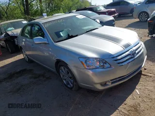 2005 Toyota Avalon XL z VIN 4T1BK36B95U050498, wystawiony jako IAAI lot #42220560 z przebiegiem 140 222 mil mil oraz . Historia ofert i sprzedaży dostępna na DreamBid. Obrazek 1.