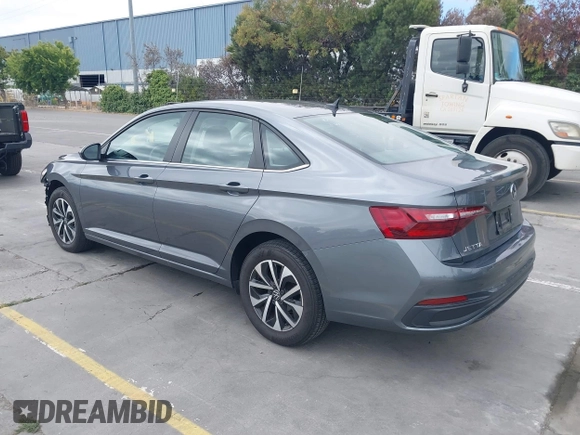 2024 Volkswagen Jetta S z VIN 3VW5M7BUXRM043609, wystawiony jako IAAI lot #42801058 z przebiegiem 26 943 mil mil oraz . Historia ofert i sprzedaży dostępna na DreamBid. Obrazek 3.
