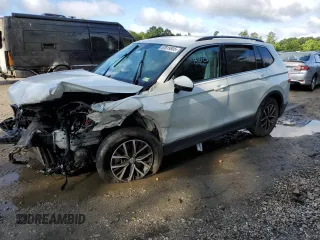 2021 Volkswagen Tiguan SE z VIN 3VV3B7AXXMM100719, wystawiony jako Copart lot #57819805 z przebiegiem 105 670 mil mil oraz Szkoda całkowita • Salvage title. Historia ofert i sprzedaży dostępna na DreamBid. Obrazek 1.