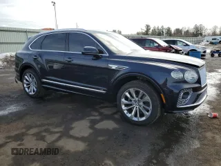 2022 Bentley Bentayga V8 z VIN SJAAM2ZV5NC016981, wystawiony jako Copart lot #43359514 z przebiegiem 8814 mil mil oraz . Historia ofert i sprzedaży dostępna na DreamBid. Obrazek 4.