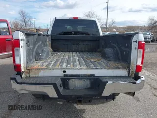 2019 Ford F-250 XL z VIN 1FT7W2B60KEF78955, wystawiony jako IAAI lot #41851147 z przebiegiem 205 275 mil mil oraz . Historia ofert i sprzedaży dostępna na DreamBid. Obrazek 16.