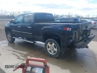 2011 GMC Sierra 2500HD Denali z VIN 1GT125C85BF190441, wystawiony jako IAAI lot #41971167 z przebiegiem 289 776 mil mil oraz . Historia ofert i sprzedaży dostępna na DreamBid. Obrazek 3.