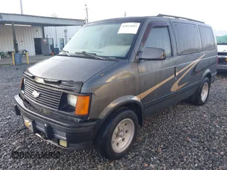 1994 Chevrolet Astro with VIN 1GNDM19Z5RB122102, listed as a IAAI auction lot 42011683 with 286,157 mi miles. Bid and sale history available at carsss.com. Image 2.