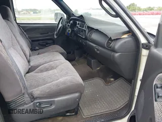 2000 Dodge 2500 z VIN 3B7KC23Z3YG106911, wystawiony jako IAAI lot #42250441 z przebiegiem 162 349 mil mil oraz . Historia ofert i sprzedaży dostępna na DreamBid. Obrazek 5.