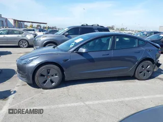 2023 Tesla Model 3 z VIN 5YJ3E1EA5PF401299, wystawiony jako IAAI lot #41968352 z przebiegiem 20 541 mil mil oraz . Historia ofert i sprzedaży dostępna na DreamBid. Obrazek 15.