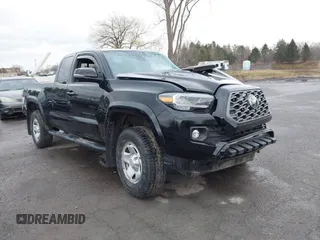 2023 Toyota Tacoma SR z VIN 3TYSZ5AN4PT116156, wystawiony jako IAAI lot #41856463 z przebiegiem 25 853 mil mil oraz . Historia ofert i sprzedaży dostępna na DreamBid. Obrazek 1.