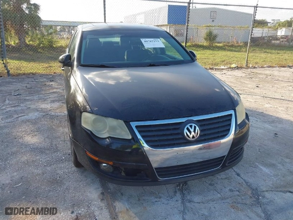 2010 Volkswagen Passat Sedan Komfort with VIN WVWJM7AN9AE083525, listed as a IAAI auction lot 40787153 with 136,653 mi miles. Bid and sale history available at carsss.com. Image 6.