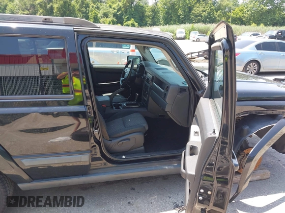 2008 Jeep Commander Sport z VIN 1J8HG48K08C132383, wystawiony jako IAAI lot #42600242 z przebiegiem 167 206 mil mil oraz . Historia ofert i sprzedaży dostępna na DreamBid. Obrazek 5.