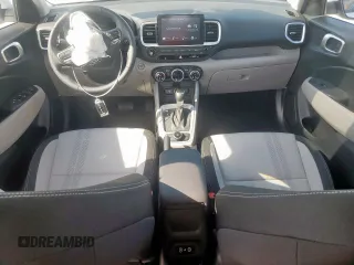 2025 Hyundai Venue SEL z VIN KMHRC8A37SU365434, wystawiony jako Copart lot #52650835 z przebiegiem 922 mil mil oraz Szkody całkowita. Historia ofert i sprzedaży dostępna na DreamBid. Obrazek 8.