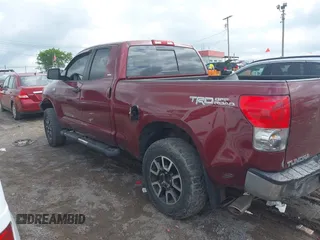 2008 Toyota Tundra z VIN 5TBBV541X8S517382, wystawiony jako IAAI lot #42231096 z przebiegiem 111 953 mil mil oraz . Historia ofert i sprzedaży dostępna na DreamBid. Obrazek 14.
