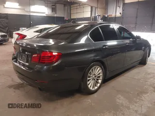 2011 BMW 5 Series 535i xDrive z VIN WBAFU7C50BC779011, wystawiony jako IAAI lot #42461512 z przebiegiem 136 980 mil mil oraz . Historia ofert i sprzedaży dostępna na DreamBid. Obrazek 4.