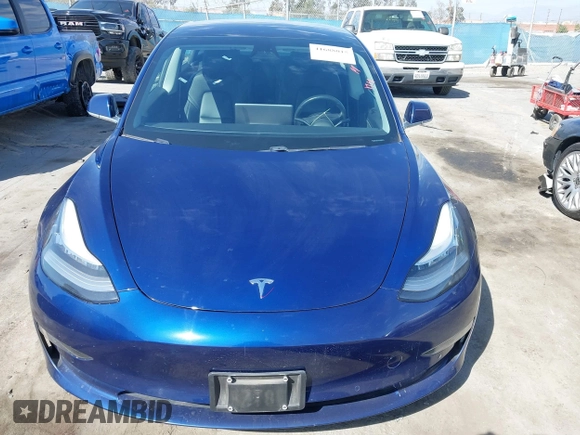 2018 Tesla Model 3 Long Range Battery z VIN 5YJ3E1EA4JF078080, wystawiony jako IAAI lot #41688015 z przebiegiem 97 886 mil mil oraz . Historia ofert i sprzedaży dostępna na DreamBid. Obrazek 12.