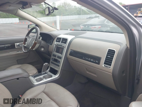 2010 Lincoln MKX with VIN 2LMDJ8JC3ABJ31932, listed as a IAAI auction lot 42117520 with 195,797 mi miles. Bid and sale history available at carsss.com. Image 5.
