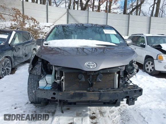 2017 Toyota Sienna LE with VIN 5TDJZ3DC5HS173134, listed as a IAAI auction lot 41256534 with 70,940 mi miles. Bid and sale history available at carsss.com. Image 13.