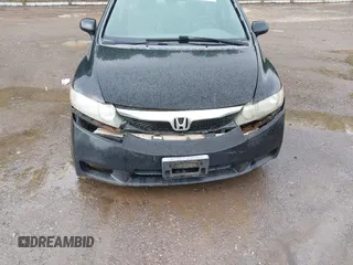 2009 Honda Civic LX z VIN 1HGFA16599L005064, wystawiony jako IAAI lot #42395387 z przebiegiem 297 398 mil mil oraz . Historia ofert i sprzedaży dostępna na DreamBid. Obrazek 6.