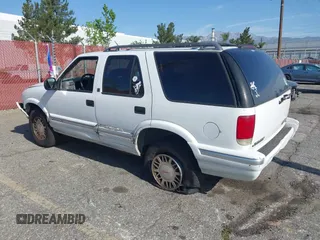 1996 GMC Jimmy SL with VIN 1GKDT13W4T2546327, listed as a IAAI auction lot 41966572 with 134,749 mi miles. Bid and sale history available at carsss.com. Image 3.