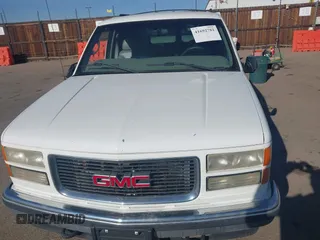 1999 GMC Suburban with VIN 3GKFK16R5XG547226, listed as a IAAI auction lot 41692781 with 189,820 mi miles. Bid and sale history available at carsss.com. Image 6.