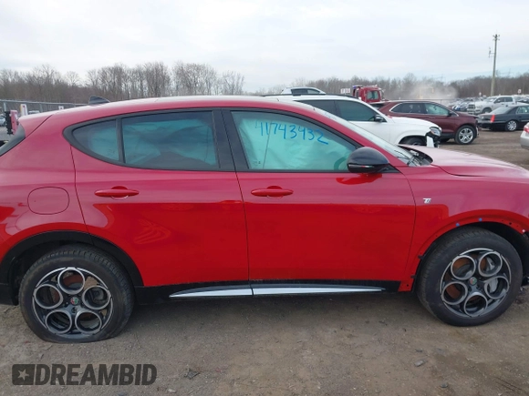 2024 Alfa Romeo Tonale Ti z VIN ZASPATCW8R3058676, wystawiony jako IAAI lot #41743432 z przebiegiem 7 985 mil mil oraz . Historia ofert i sprzedaży dostępna na DreamBid. Obrazek 13.
