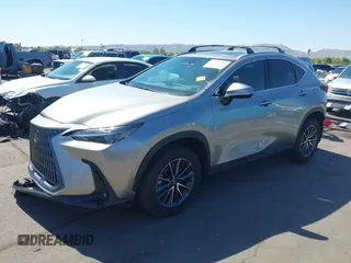 2024 Lexus NX 350 Premium z VIN 2T2GGCEZ3RC049310, wystawiony jako IAAI lot #42551581 z przebiegiem 12 938 mil mil oraz . Historia ofert i sprzedaży dostępna na DreamBid. Obrazek 17.