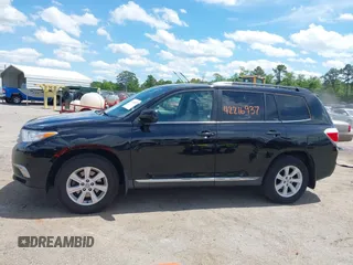 2011 Toyota Highlander z VIN 5TDBK3EH5BS090250, wystawiony jako IAAI lot #42216937 z przebiegiem 191 201 mil mil oraz . Historia ofert i sprzedaży dostępna na DreamBid. Obrazek 14.