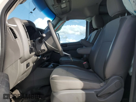 2019 Nissan NV Cargo S z VIN 1N6BF0KM7KN809036, wystawiony jako Copart lot #55559605 z przebiegiem 84 451 mil mil oraz Szkody całkowita. Historia ofert i sprzedaży dostępna na DreamBid. Obrazek 7.