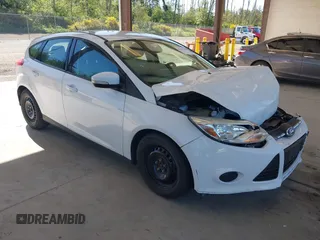 2014 Ford Focus SE z VIN 1FADP3K2XEL433396, wystawiony jako IAAI lot #42357368 z przebiegiem 103 547 mil mil oraz . Historia ofert i sprzedaży dostępna na DreamBid. Obrazek 1.