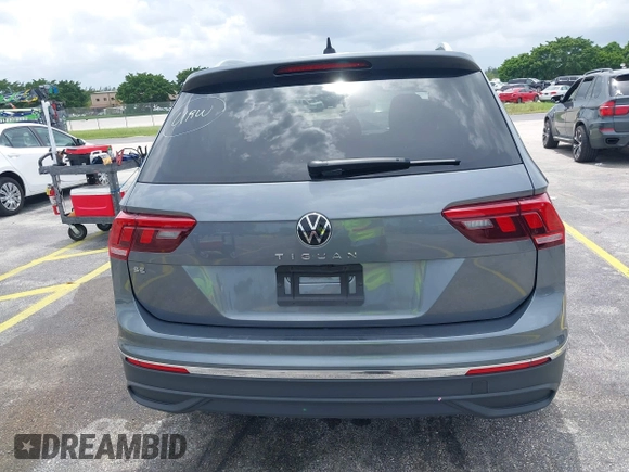 2024 Volkswagen Tiguan SE z VIN 3VV3B7AX9RM196186, wystawiony jako IAAI lot #42769059 z przebiegiem 16 258 mil mil oraz . Historia ofert i sprzedaży dostępna na DreamBid. Obrazek 16.