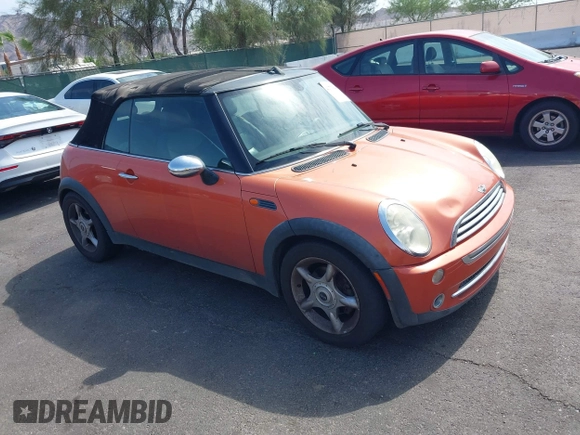 2005 MINI Convertible z VIN WMWRF33495TG10801, wystawiony jako IAAI lot #42773845 z przebiegiem 164 502 mil mil oraz . Historia ofert i sprzedaży dostępna na DreamBid. Obrazek 1.