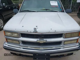1999 Chevrolet Suburban z VIN 3GNFK16R1XG165083, wystawiony jako IAAI lot #42137129 z przebiegiem 209 137 mil mil oraz . Historia ofert i sprzedaży dostępna na DreamBid. Obrazek 6.