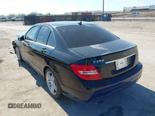 2014 Mercedes-Benz C 250 Sport z VIN WDDGF4HB3EG205312, wystawiony jako IAAI lot #42187909 z przebiegiem 136 079 mil mil oraz . Historia ofert i sprzedaży dostępna na DreamBid. Obrazek 3.